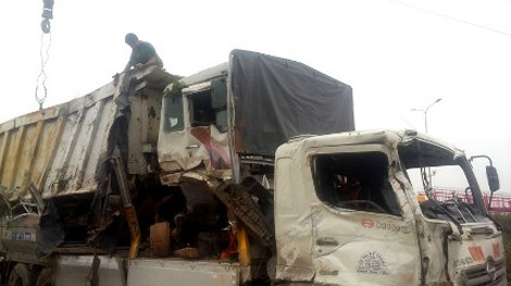 Hai xe tải lao xuống ao, một phụ xe mắc kẹt trong cabin