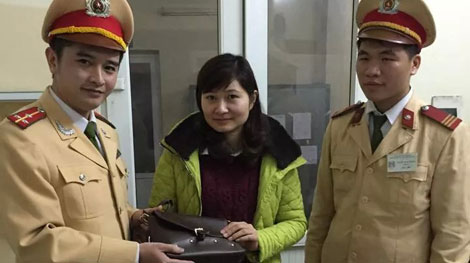 Cảnh sát giao thông Hà Nội trao trả tài sản cho người đánh rơi