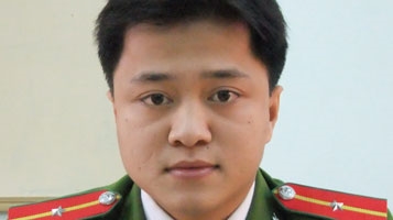 Trung úy Cảnh sát quyết giữ bàn tay sạch