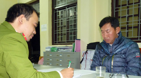 Trốn truy nã trong vai HLV dạy golf người Hàn Quốc