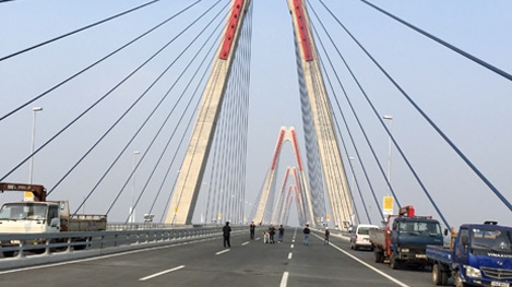 Phân luồng giao thông trên cầu Nhật Tân