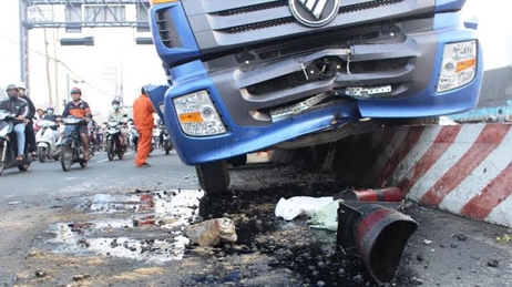 Container tông đổ biển báo ‘ngự’ trên dải phân cách