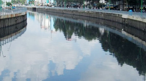 Bị truy đuổi, tên cướp nhảy xuống kênh tử vong