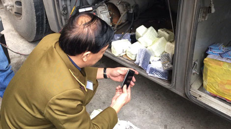 “Ém” 500 điện thoại nhập lậu trong bình chữa cháy xe khách