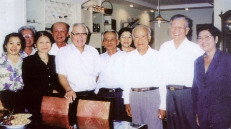 Chuyện gia đình của nhà tình báo: Con đi tìm cha