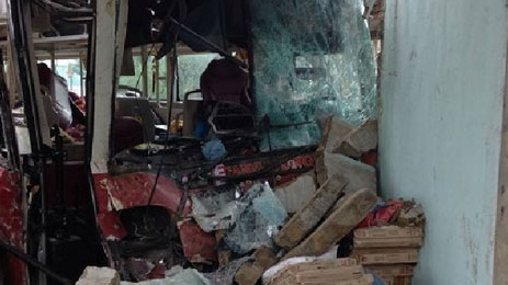 Ôtô khách đối đầu xe tải, 4 người bị thương