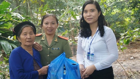 Ấm tình bà con nghèo xã Hưng Hòa