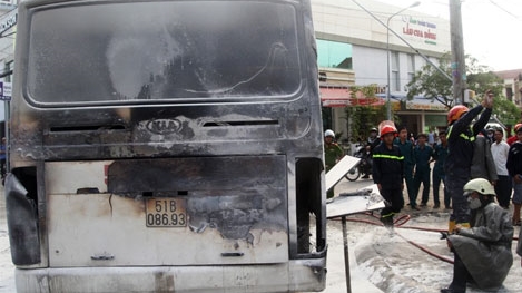 Chập bình ắc qui, xe đưa rước học sinh bốc cháy