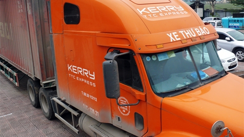 Xe thư báo nguỵ trang vận chuyển hàng lậu