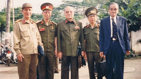 Chuyện về điệp viên Ba Quốc: Gậy ông đập lưng ông