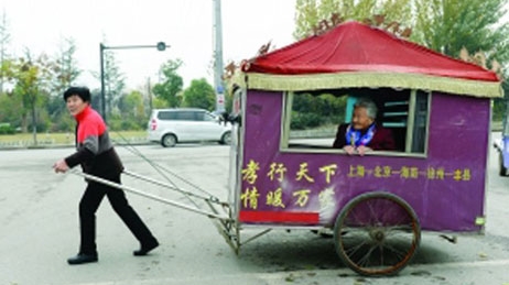 Đưa mẹ đến 10.000 điểm du lịch bằng... xe kéo