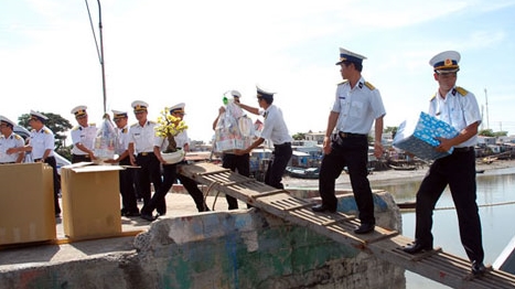4 tỷ 750 triệu đồng ủng hộ chương trình quà Tết “Xuân về với biển đảo thân yêu”