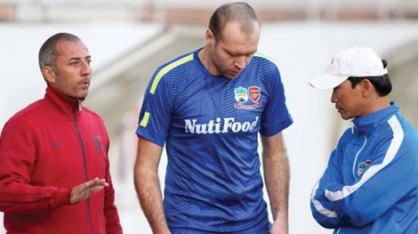 Bầu Đức thất vọng với ngoại binh Hoàng Anh