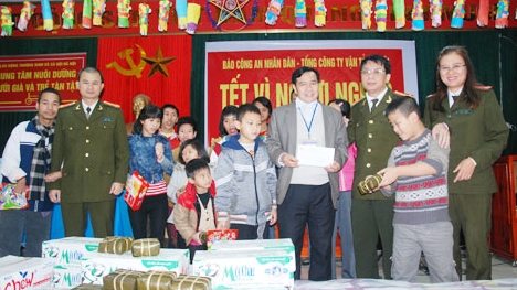 Trao quà Tết tặng những mảnh đời khuyết tật