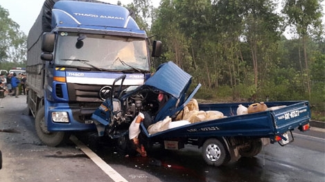 ‘Đấu đầu’ xe to, 2 người trong xe nhỏ chết kẹt giữa cabin