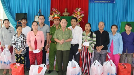 Những phần quà ấm áp đến với bà con tỉnh Tiền Giang