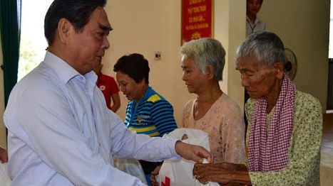 Đồng chí Lê Hồng Anh tặng quà Tết đồng bào nghèo Sóc Trăng