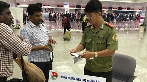 Thêm nụ cười và cử chỉ ân cần đón kiều bào, du khách