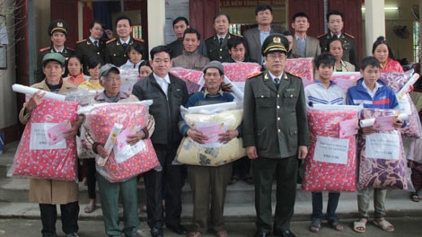 Nghĩa tình đến với đồng bào miền núi xứ Thanh