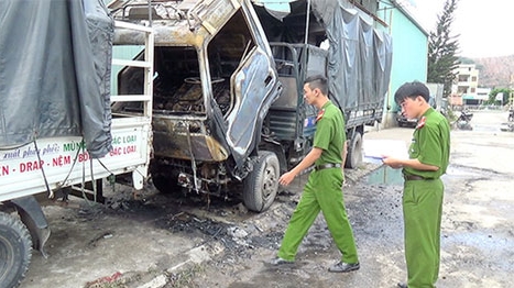 Xe tải bốc cháy khi đang đậu nghỉ Tết