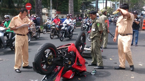 Mô tô phân khối lớn - Nỗi ám ảnh của người đi đường