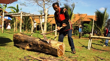 Khai mạc Hội thi tạc tượng gỗ dân gian Tây Nguyên