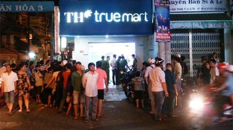 Cô gái bị nhiều thanh niên lạ mặt tấn công trong cửa hàng sữa