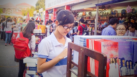 Thấy gì từ các hội chợ sách