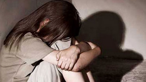 Đến chơi hàng xóm, hiếp dâm con gái chủ nhà