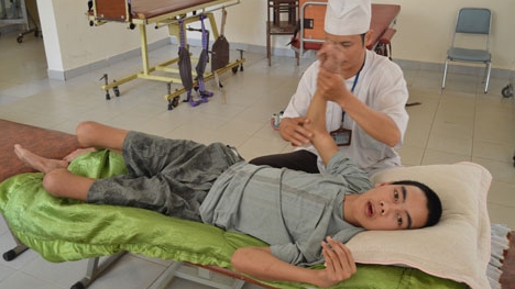 Hoàn cảnh bi đát của cậu học trò nghèo sống thực vật