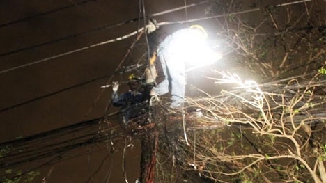 Cả phố náo loạn vì cột điện cháy trong đêm