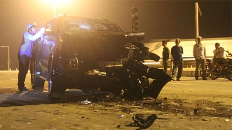 Tông nhau khi dừng đèn đỏ, 9 người trên 2 xe nhập viện