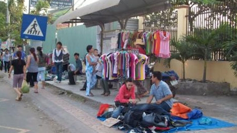 Lấy điểm đỗ xe buýt ‘làm nơi kiếm cơm’