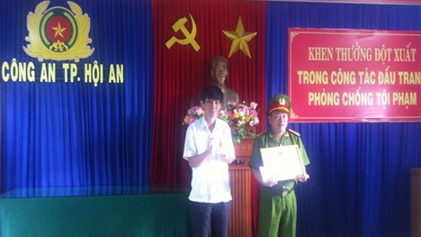 Thưởng nóng lực lượng phá án cướp giật tài sản của khách nước ngoài