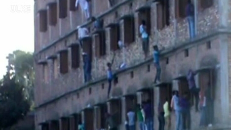 Leo tường như ninja để ném… "phao"