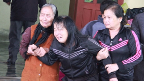 Đưa nạn nhân vụ sập giàn giáo về quê: 'Cha mẹ khóc ngất gọi tên con'