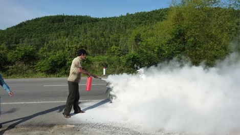 Xe máy bốc cháy khi đang chạy trên đường