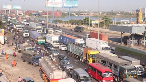 Cầu Đồng Nai kẹt xe nghiêm trọng ngày đầu thu phí