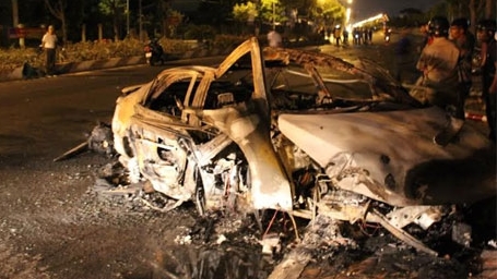 Đâm vào con lươn, xe Camry bốc cháy thiêu chết một người đàn ông