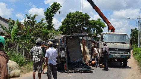 Phóng nhanh, lách ổ gà, xe tải lật chắn ngang đường