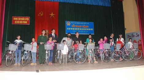 Mong các cháu học giỏi để giúp đỡ quê hương