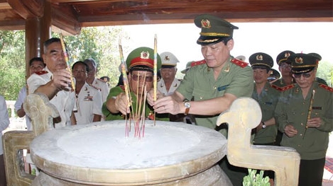 Dâng hương Nghĩa trang liệt sĩ Quốc gia và Ban an ninh Trung ương cục miền Nam