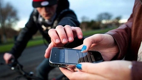 ‘Lượn’ phố để... cướp điện thoại