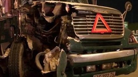 Đâm vào đuôi xe cùng chiều, xe tải bị nát đầu