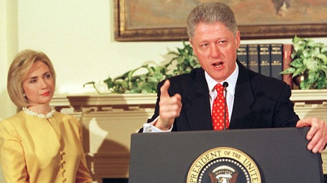 Bà Hillary Clinton đối mặt với bê bối ái tình của chồng như thế nào?