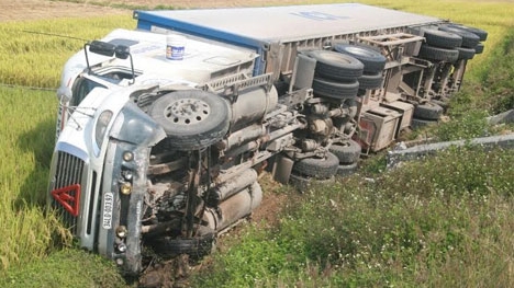 Mất lái tông cọc tiêu, xe container lật nhào trên mặt ruộng