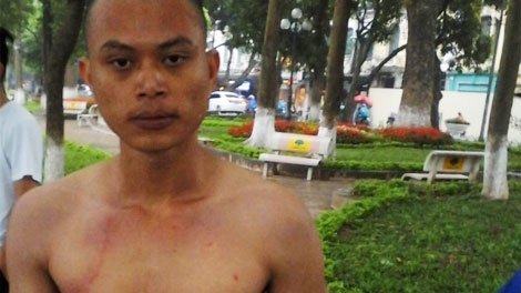 Thanh niên ngáo đá nhảy xuống hồ Gươm bơi ra Tháp Rùa