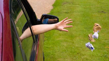 UAE phạt nặng hành vi vứt rác từ xe hơi