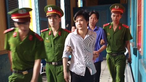 Rủ bạn đột nhập nhà chủ cũ trộm tiền tỷ