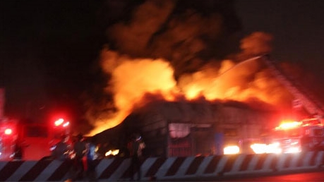 Cháy kho hàng container chứa hóa chất trong đêm